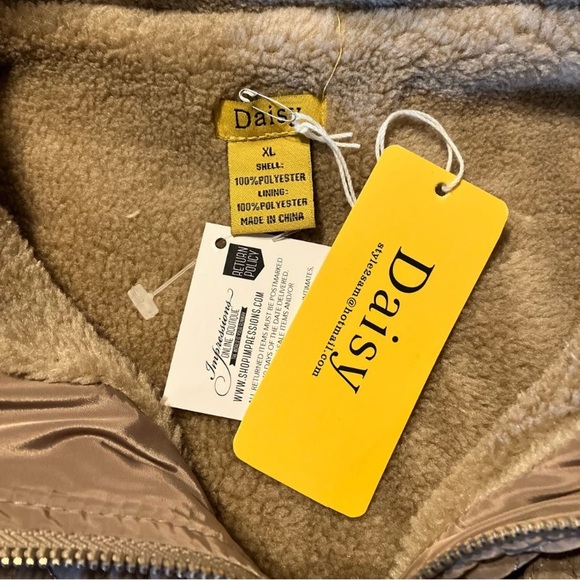 New Daisy Quilted Vest with Faux Fur - Picture 4 of 4